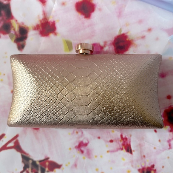 Vince Camuto Handbags - Vince Camuto Rose Gold Clutch